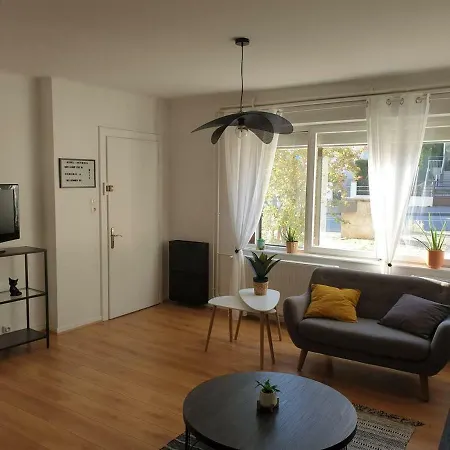 Comme Chez Soi A *