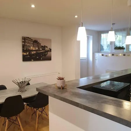 Comme Chez Soi A מץ
